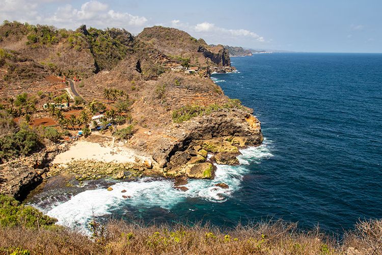 Pantai Sembukan dan pesisir selatan dilihat dari bukit karang.