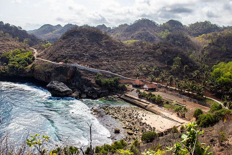 Wisata Wonogiri, Bersantai di Pantai Sembukan yang Masih Sepi Halaman all - Kompas.com