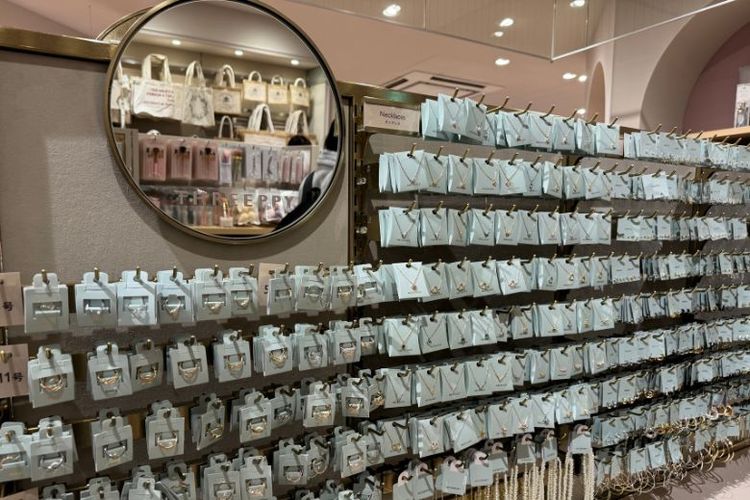 Kamu bisa menemukan banyak aksesori yang tidak dijual di Daiso atau Standard Products. 