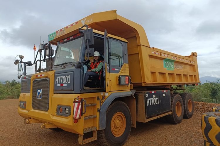 Yulianti Marselina, pengemudi dump truck di pertambangan nikel Blok Sorowako milik PT Vale Indonesia. 