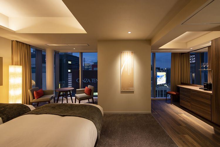 Kamar-kamar di karaksa hotel premier Tokyo Ginza menggabungkan fungsionalitas dengan ketenangan dalam ruang bagi para pelancong untuk benar-benar bersantai. Di lounge gratis eksklusif kami, minuman musiman dan hidangan ringan tersedia.