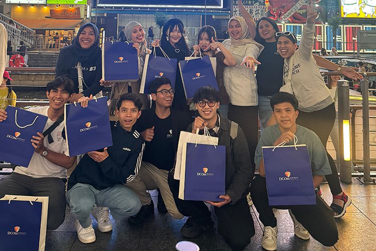 Foto bersama para perantau di Jepang.  
