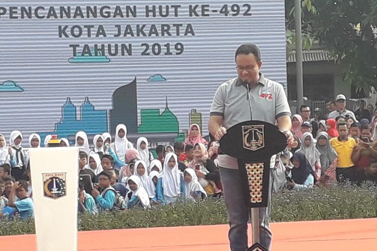 Gubernur DKI Jakarta Anies Baswedan membacakan pidato dalam pencanangan HUT ke-492 Jakarta di Taman O, Cibubur, Sabtu (27/4/2019).