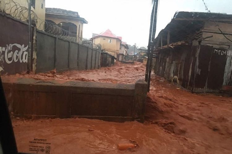 Banjir lumpur melanda Freetown, ibu kota Sierra Leone, setelah hujan deras yang memicu tanah longsor. 