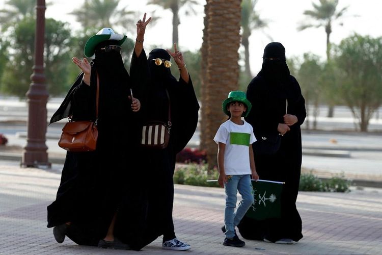 Beberapa perempuan Arab Saudi hendak mengikuti pawai ulang tahun ke-87 Hari Nasional di Riyadh, 23 September 2017.