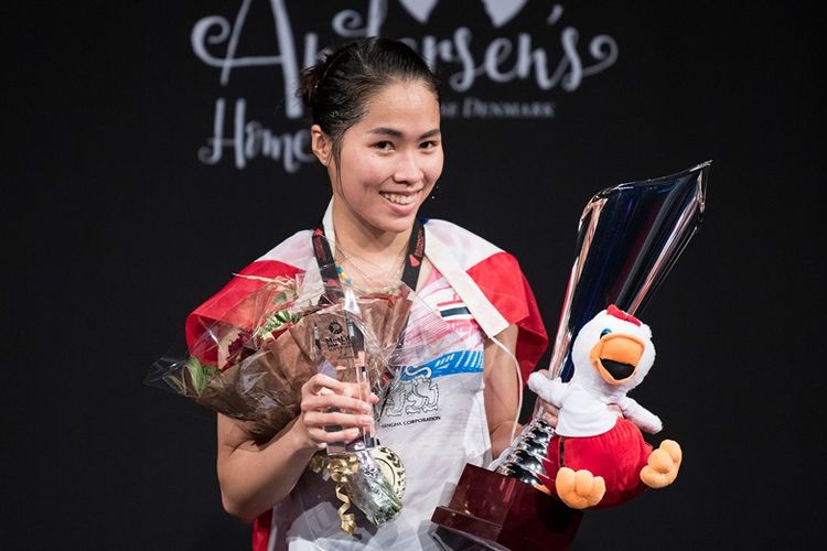 Pebulu tangkis tunggal putri Thailand, Ratchanok Intanon, berpose dengan trofi Denmark Terbuka Superseries Premier usai mengalahkan pemain Jepang, Akane Yamaguchi, pada partai final di Odense, Denmark, Minggu (22/10/2017).
