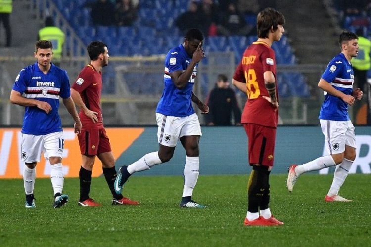 Duvan Zapata merayakan gol Sampdoria ke gawang AS Roma pada pertandingan Serie A di Stadion Olimpico, Minggu (28/1/2018).