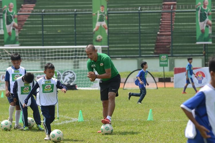 Kurniawan Dwi Yulianto sedang memberikan pelatihan teknik dasar kepada peserta MILO Football Clinic Day seperti driblling, passing, controlling, shooting, dan keeping di Stadion Siliwangi, Sabtu (14/4).