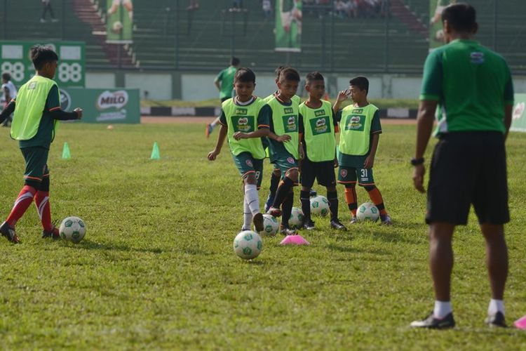 Sebanyak lebih dari 300 anak usia sekolah dasar selain peserta MILO Football Championship Bandung mendapatkan pelatihan teknik dasar bermain sepak bola seperti dribbling, passing, controlling, shooting, dan keeping dari pelatih berlisensi Asian Football Confederation (AFC) yaitu Zaenal Abidin, Kurniawan Dwi Yulianto, dan Ponaryo Astaman di Stadion Siliwangi Bandung.