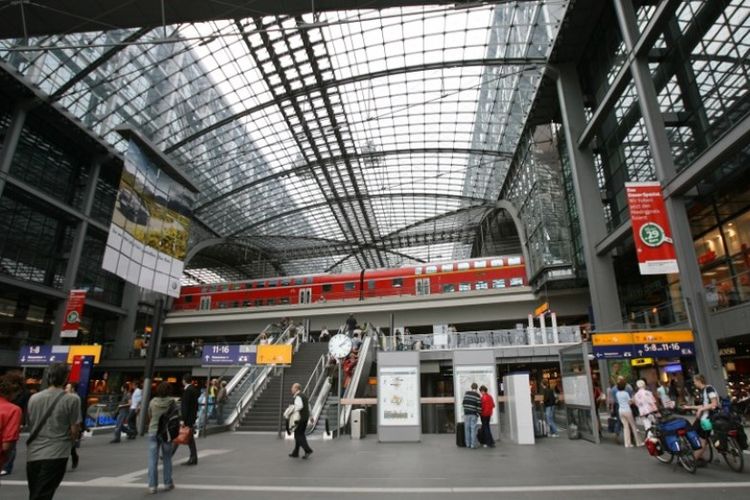 Penumpang berjalan di stasiun kereta api Hauptbahnhof di Berlin. Penemuan bom Perang Dunia II yang tidak meledak akan memaksa evakuasi massal di sekitar stasiun pada Jumat (20/4/2018). (AFP/Barbara Sax)