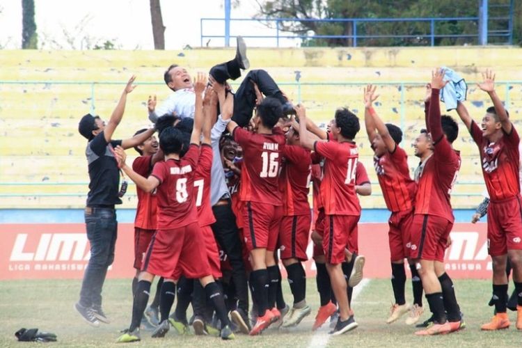 Walau bersaudara  kedua tim tetap saling ngotot dan menampilkan permainan terbaik.Namun hasil akhir  pada laga yang digelar di Stadion Gelora Brantas, Batu, Jawa Timur, ini   lebih berpihak kepada UMJ yang keluar sebagai juara dengan skor  1-0.