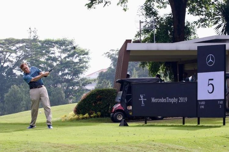 Turnamen golf MercedesTrophy khusus diselenggarakan bagi pemilik kendaraan Mercedes-Benz di seluruh Indonesia.