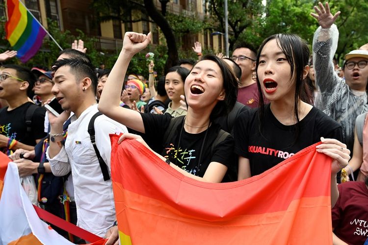 Massa pendukung pernikahan sesama jenis merayakan lolosnya undang-undang yang melegalkan pernikahan sesama jenis oleh parlemen Taiwan, Jumat (17/5/2019).