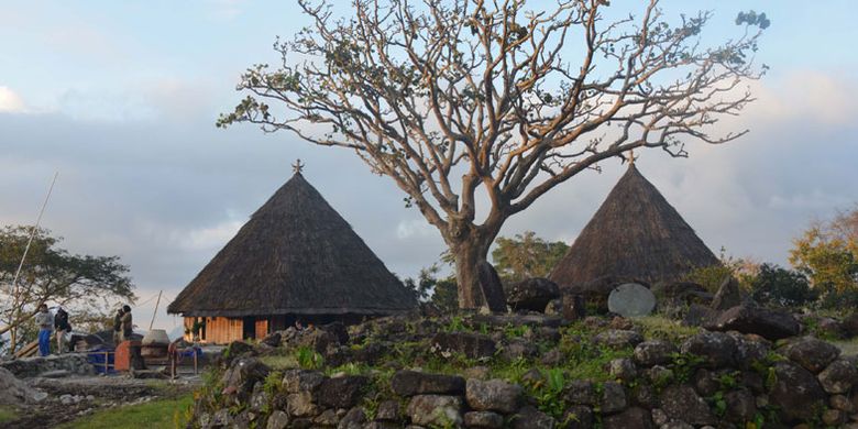 Kuburan leluhur di Kampung adat Mbaru Gendang Ruteng Puu, Kecamatan Langke Ruteng, Kabupaten Manggarai, Flores, Nusa Tenggara Timur salah satu kampung tertua di wilayah Flores Barat.
