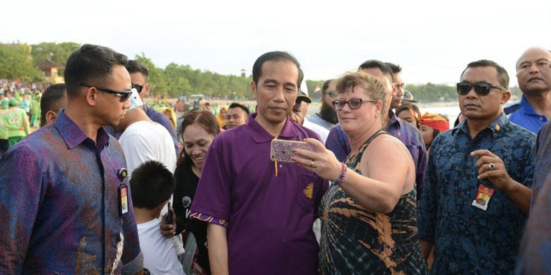 Presiden Joko Widodo (Jokowi) mengunjungi kawasan Kuta, Bali, Jumat (22/12/2017) sore. Ia sempat mengabadikan perjalanannya di Pantai Kuta dalam bentuk video blog (vlog).