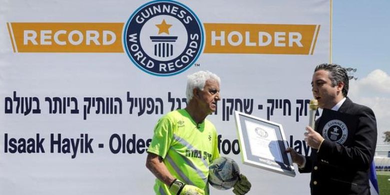 Isaak Hayik (kiri) saat menerima penghargaan sebagai penjaga gawang tertua dari Guinness World Record