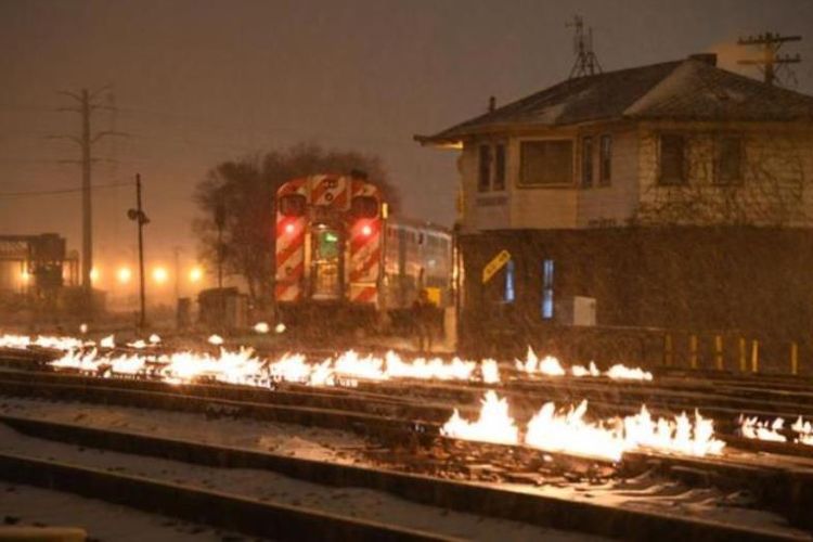 Rel kereta di Chicago harus dibakar untuk menjaga kehangatan logam. (Metra via CNN).