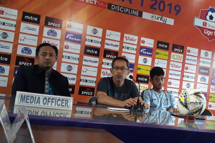 Pelatih Persela Lamongan Aji Santoso (tengah), dalam sesi jumpa pers sebelum laga kontra Persija Jakarta, Jumat (21/6/2019).