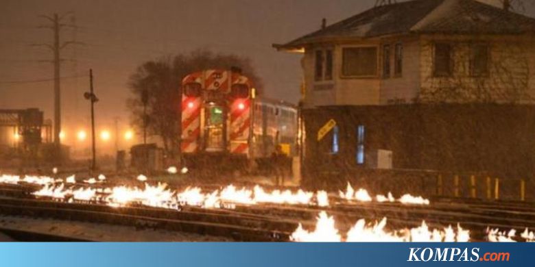 Akibat Cuaca Dingin Ekstrem, Rel Kereta di Chicago Dibakar