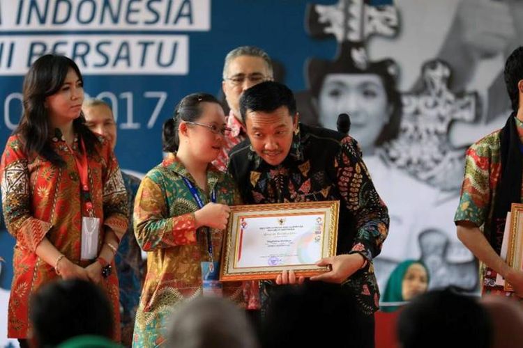 Menpora Imam Nahrawi bersama atlet penyandang disabilitas berprestasi, Stephanie Handojo.