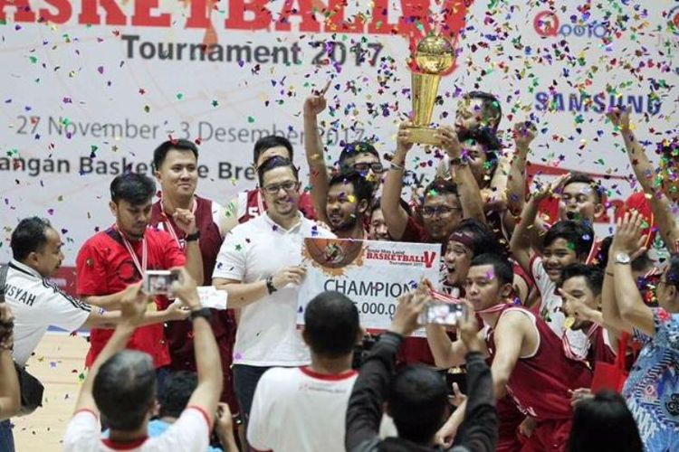 Tim basket SCTV Emtek meraih gelar juara  dengan mengandaskan harapan kemenangan tim AXA di ajang Sinar Mas Land Basketball Tournament (SMLBT) 2017, Minggu (3/12)