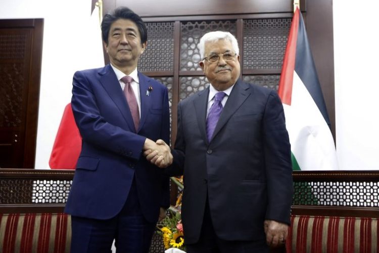 Perdana Menteri Jepang Shinzo Abe dan Presiden Palestina Mahmud Abbas bertemu di Ramallah, Tepi Barat, Selasa 91/5/2018). (AFP/Majdi Mohammed)