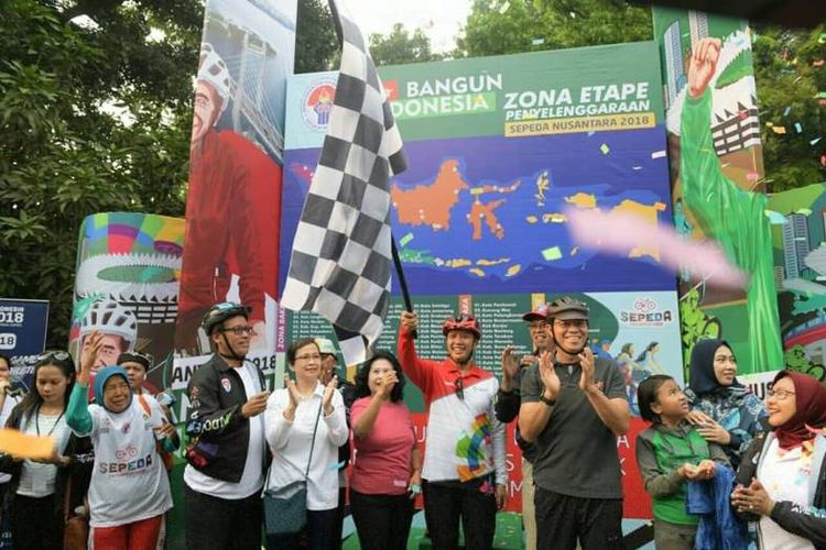  Kick-off Sepeda Nusantara 2018 yang digelar di halaman kantor Kemenpora, Senayan, Jakarta, Minggu (13/5/2018), berlangsung meriah. Total 5.232 pesepeda ambil bagian dalam acara penanda program prioritas 2018 bagi kementerian tersebut.
