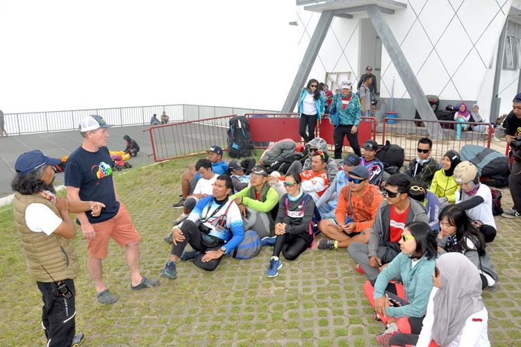  Mantan juara dunia Paralayang 2007, Bruce Goldsmith (kedua dari
kiri), didampingi Gendon Subandono, pelatih kepala Pelatnas Paralayang
Asian Games XVIII 2018, dengan para anggota Pelatnas sebelum berlatih
di Gunung Mas, Puncak, Jawa Barat, Kamis (7/6)