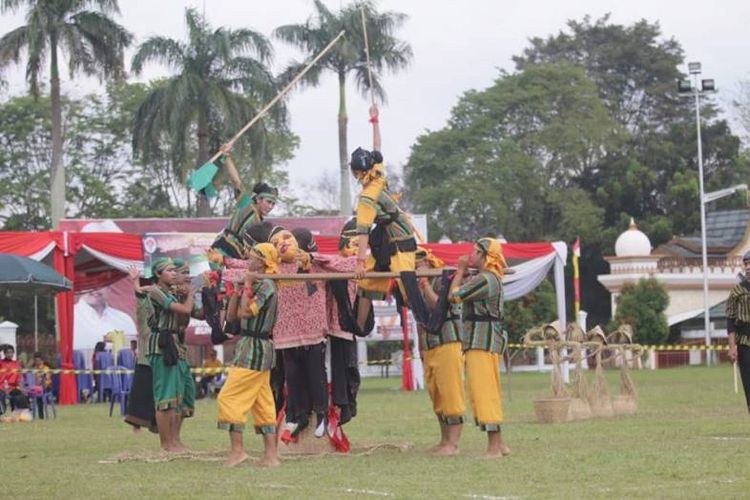 Kontingen Daerah Istimewa Yogyakarta (DIY) tampil sebagai juara di Festival Olahraga Tradisional ke-13 yang berlangsung di Jambi, Minggu (8/7/2018). DIY yang menampilkan permainan olahraga tradisional Obah Owah mengantongi nilai tertinggi 629.62.
