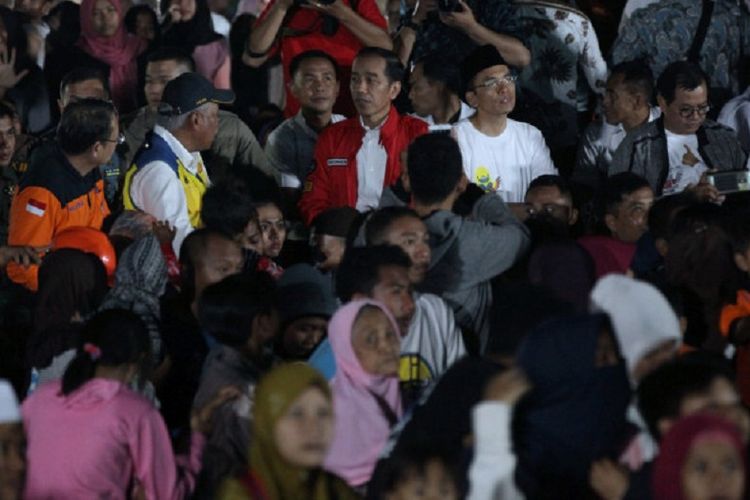 Presiden Joko Widodo menyaksikan upacara penutupan Asian Games 2018 dengan melakukan acara nonton bareng para pengungsi di Lombok, 2 September 2018.