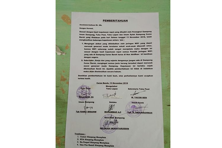 Surat imbauan pemutusan jaringan wifi di Desa Curee Baroh, Kecamatan Simpang Mamplam, Kabupaten Bireun, Jumat (23/11/2018).