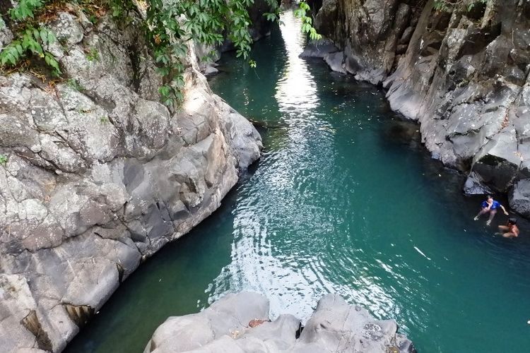 Leuwi Jurig berada di Kampung Rupit, Desa Bojong, Kecamatan Bungbulang, Kabupaten Garut, Jawa Barat. Di sini pengunjung bisa berenang di kedalaman air lebih dari10 meter dengan pemandangan yang indah.