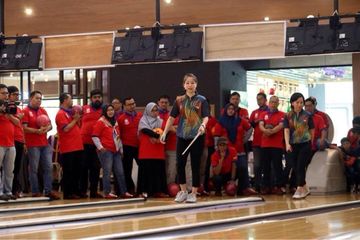 Kedua penggawa timnas boling, Putty ARmeyn dan Sharon LIman Santoso membagikan ilmu dan pengalaman bermain boling kepada para wartawan peserta Sinar Mas Land Journalist Bowiling Tournament 2019 di lintasan boling Spincity Bowling Arena, The Breeze BSD City, Tangerang Selatan, Banten, Sabtu, 6 April 2019.
