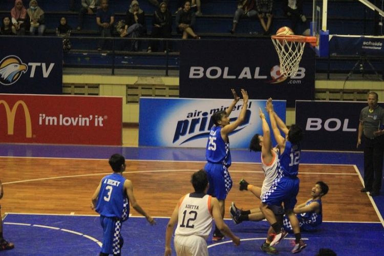 Tim basket putra  STIE Kesatuan  Bogor merebut satu tiket terakhir babak Liga Mahasiswa (LIMA) Basketball  Regional 2017 s usai menundukakn  Universitas Parahyangan  Bandung dengan skor 76-69, Minggu (22/10/2017)