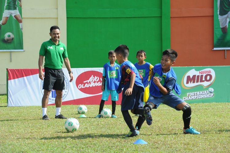 Ponaryo Astaman memberikan pelatihan teknik dasar bermain sepak bola seperti dribbling, passing, controlling, shooting dan keeping kepada lebih dari 300 anak selain peserta MILO Football Championship Medan di MILO Football Clinic Day