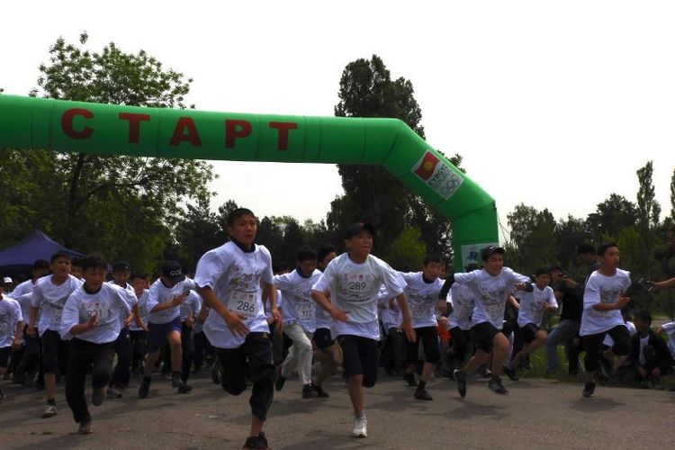 Asian Games Fun Run yang berlangsung di Bishkek, Kirgistan, Kamis (3/5/2018),  baru digelar pukul 11 waktu setempat, namun sejak pukul 8 pagi di tengah udara cerah tapi dingin, 15 derajat celcius, lapangan Yojnie Vorotna di Bishkek sudah dipenuhi sekitar 800 orang kalangan muda. 

