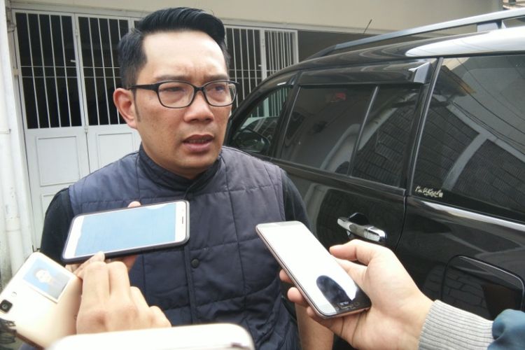 Kandidat Gubernur Jawa Barat Ridwan Kamil saat diwawancarai wartawan usai melayat ke rumah duka Ginan Koesmayadi di Jalan Dokter Slamet, Bandung, Jumat (22/6/2018)