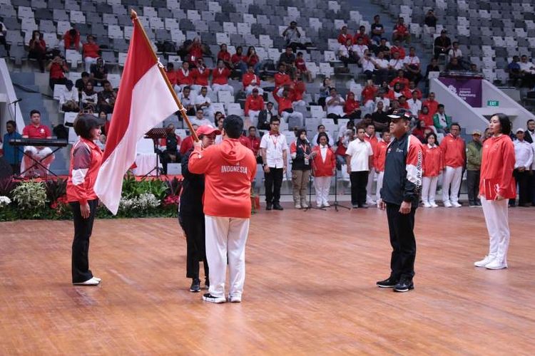 Kepada Menko Pembangunan Manusia dan Kebudayaan (PMK) Puan Maharani yang menjadi inspektur upacara pada petang itu, Syafruddin menyampakan tekad dan kesiapan semua atlet dan ofisial mengemban tugas negara dengan sebaik-baiknya.
