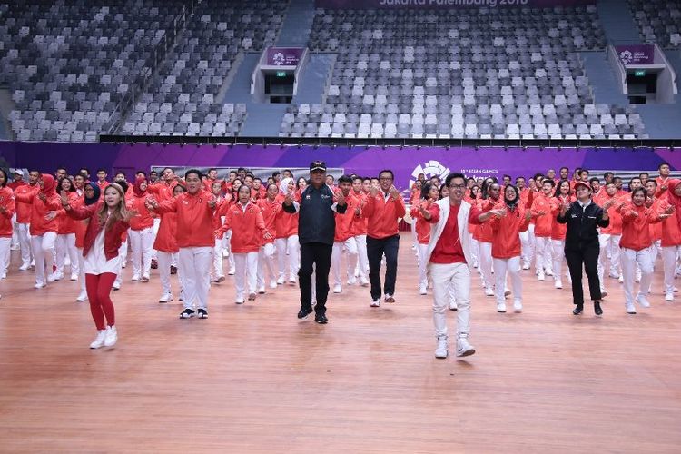 Di akhir upacara pengukuhan, seluruh pejabat, tamu undangan, atlet dan ofisial Tim Indonesia melakukan flashmob bersama, bergoyang dan menari bersama, untuk membakar dan membangkitkan semangat Tim Indonesia menuju perjuangan merebut prestasi di Asian Games.
