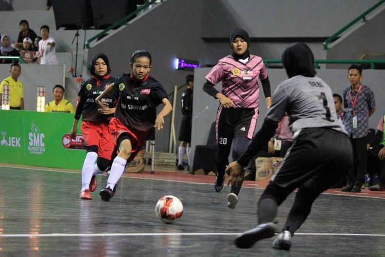 Putri Universitas Sriwijaya (Unsri) dan AMIK Bina Sriwijaya (Binas) membuka persaingan bagian putri (Pul X) LIMA Futsal: Go-Jek Sumatra Conference (SMC) 2018. Putri Unsri membuka peluang juara dengan poin penuh dari pertandingan ini.
