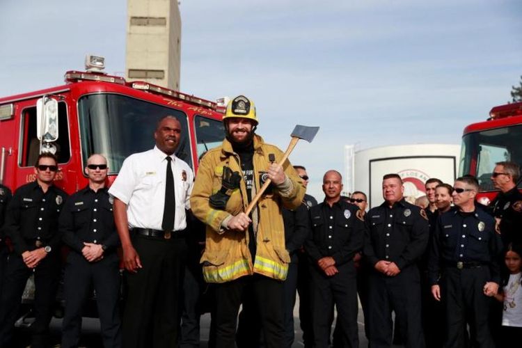 Petinju kelas berat Inggris, Tyson Fury bersama anggota pemadam kebakaran California