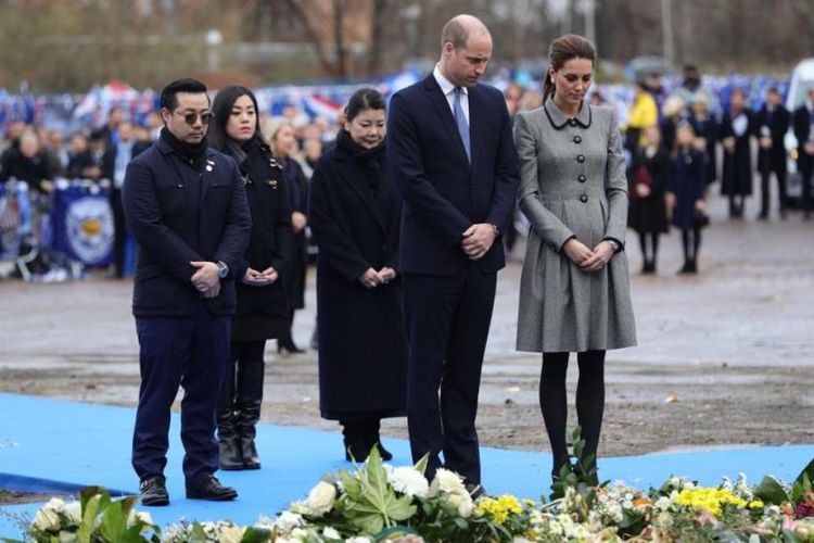 pangeran William, isterinya Kate bersama keluarga Vichai di tempat terjadinya kecelakaan 