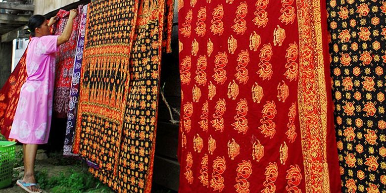 Menjelang Idul Fitri, sejumlah perajin memproduksi batik untuk pakaian gamis. Hal itu untuk menyiasati pemasaran agar tetap stabil di masa Lebaran. Siti Hajir, perajin di sentra batik kawasan Seberang, Kota Jambi, menjemur hasil pewarnaan batik, Jumat (16/6/2017).