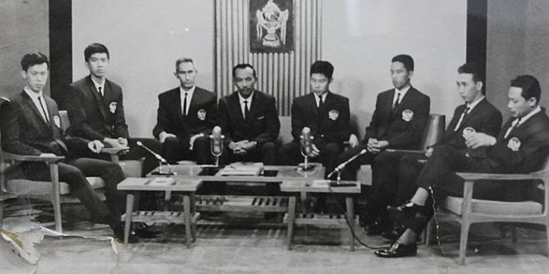 Tim Piala Thomas 1967 bersama penyiar TVRI Sambas