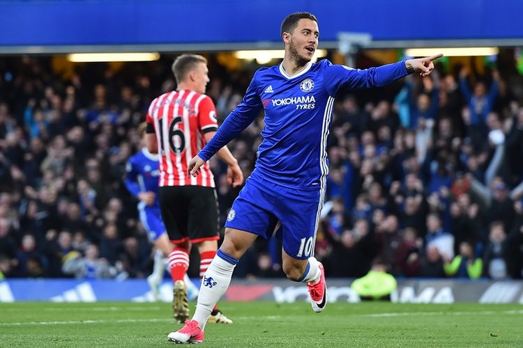 Gelandang Chelsea, Eden Hazard, merayakan golnya setelah membobol gawang Southampton di Stamford Bridge pada 25 April 2017. 