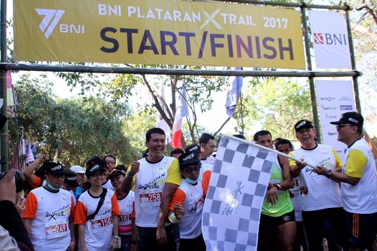 : Dirut BNI Achmad Baiquni, bersama Founder dan CEO Plataran Indonesia Yozua Makes saat membuka lari kategori 7,1K BNI Plataran Xtrail Run 2017