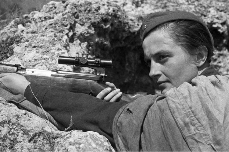 Lyudmila Pavlichenko, terkonfirmasi menewaskan 309 personel militer Jerman selama Perang Dunia II.
