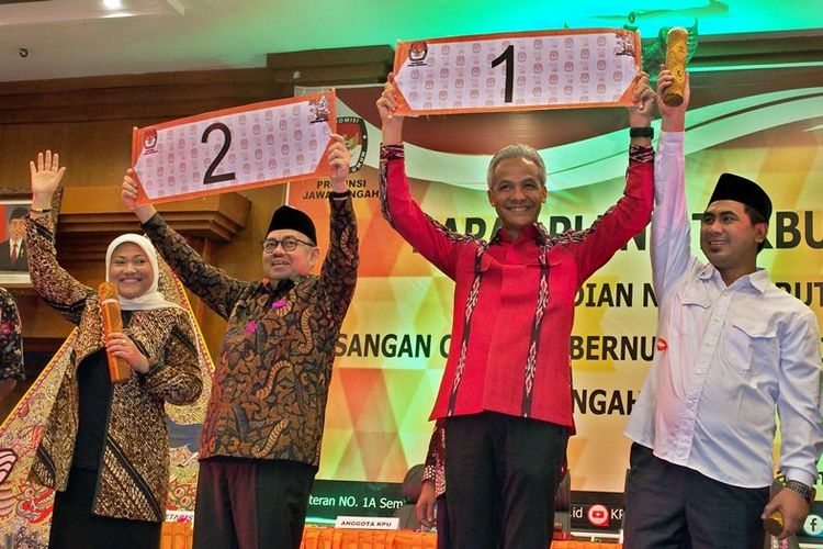 Pasangan cagub-cawagub Jateng Ganjar Pranowo (kedua kanan)-Taj Yasin (kanan) dan Sudirman Said (kedua kiri)-Ida Fauziah (kiri) memperlihatkan nomor urut masing-masing saat pengundian nomor urut di Semarang, Jawa Tengah, Selasa (13/2/2018). Ganjar Pranowo-Taj Yasin mendapat nomor urut satu, dan Sudirman Said-Ida Fauziah memperoleh nomor urut dua. 