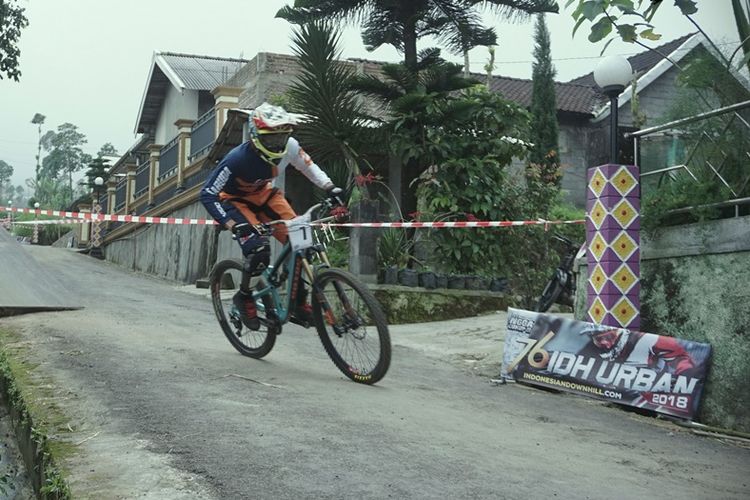  Perebutan kursi panas terjadi dalam 76 Indonesian Downhill Urban 2018 kelas men elite yang berlangsung di New Selo, Boyolali, Minggu (1/4)
