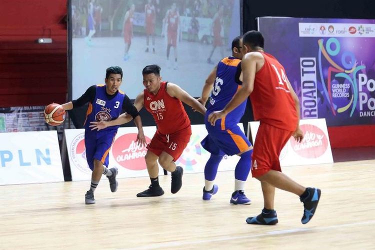 Tim basket CNN Detik Transvision sukses menjadi juara di ajang Invitasi Bola Basket Antar Media Nasional (IBBAMNAS) 2018 di Gelanggang Mahasiswa Soemantri Brodjonegoro, Kuningan, Jakarta, Kamis (10/05/2018).